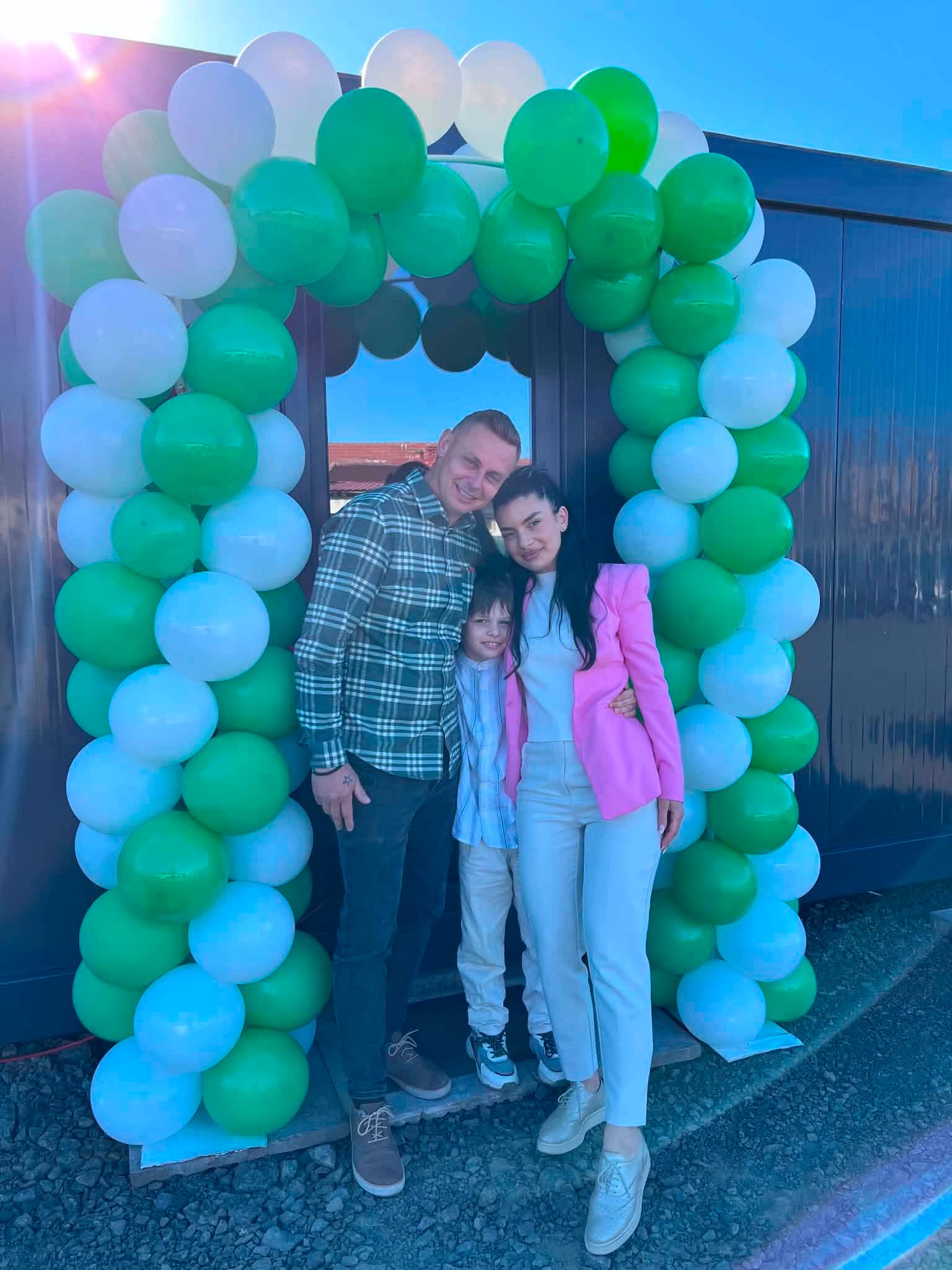 Familia fondatoare Dennis Cars împreună cu Dennis